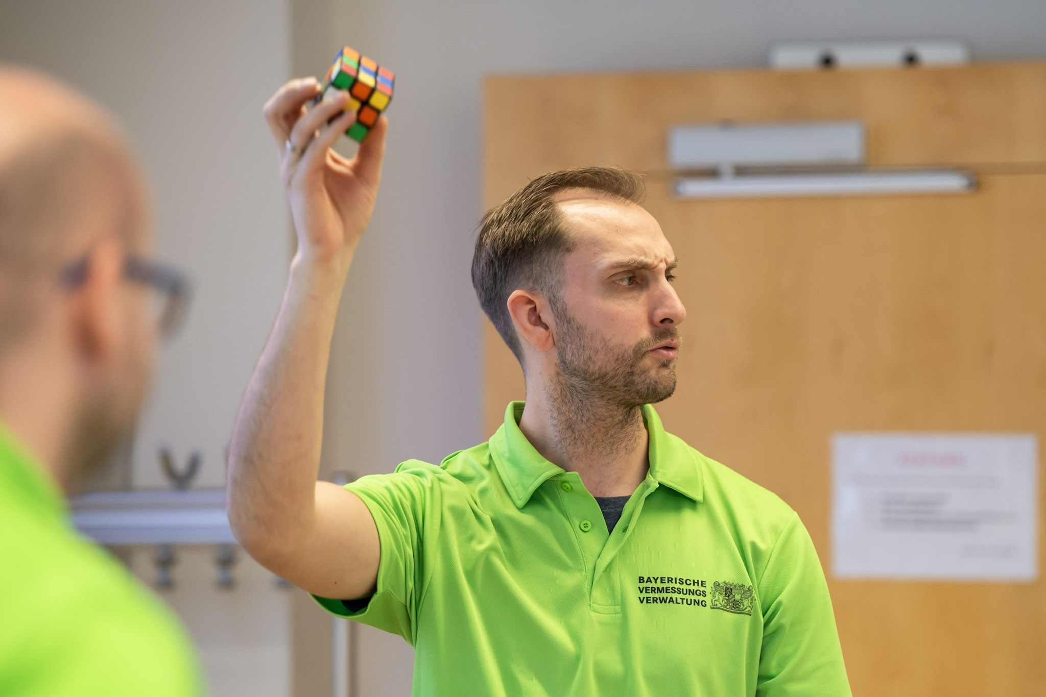 Mitarbeiter Fabian Hein präsentiert den Rubic-Würfel im Programmier-Workshop